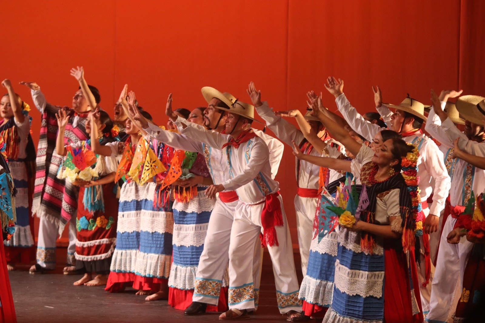 Exitoso espectáculo Entre Reyes Magos y Zapateados en el Teatro del Estado